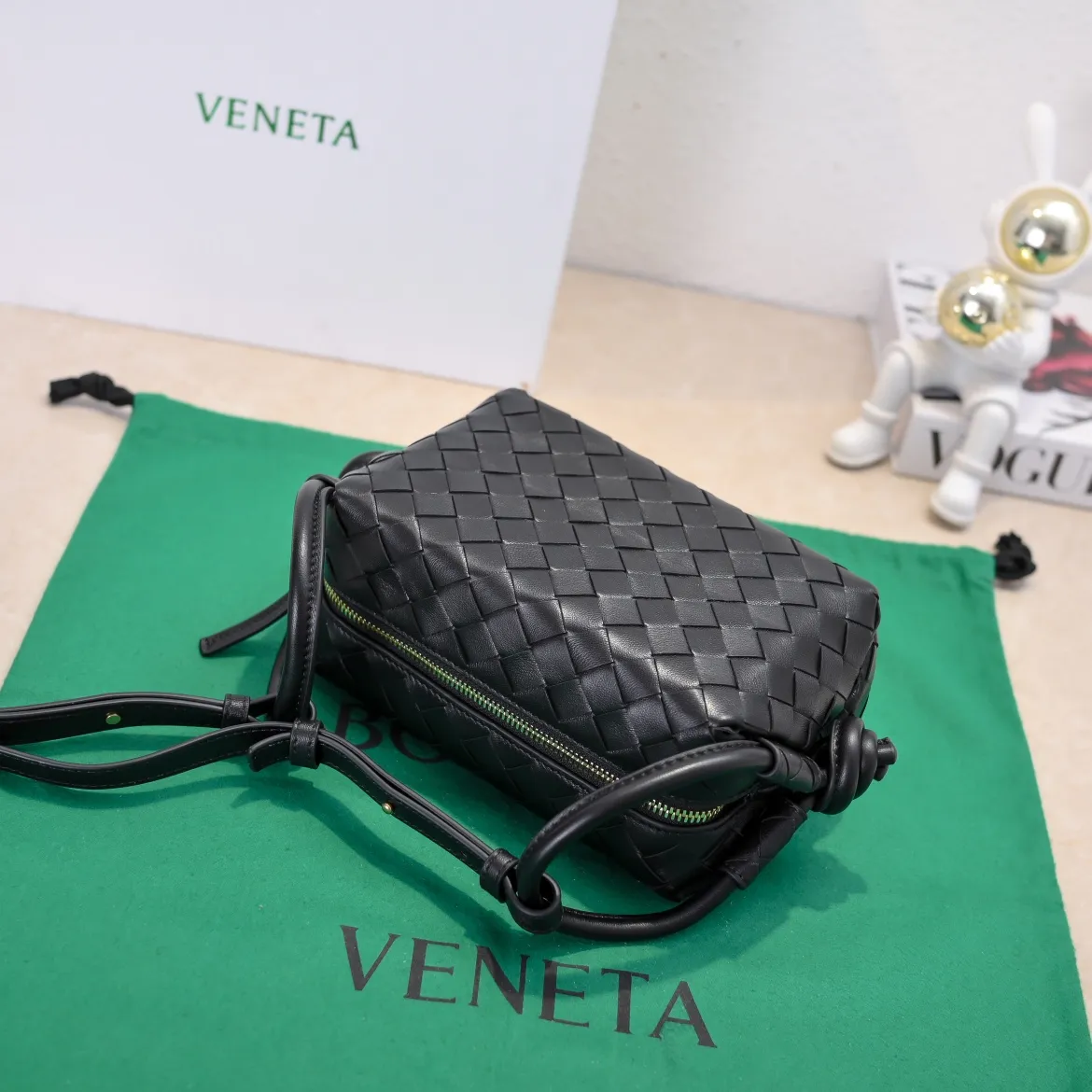 Batch 1360 BOTTEGA VENETA 2024 new loop is here! ! Many girls who like BV have owned the Loop bag. It has a simple appearance, classic weaving, and a compact and lightweight bag shape. This innovation continues the "camera bag" shape. Unlike the traditional Loop bag, which can only be worn as a crossbody bag, this innovation It can be carried by hand or cross-body, satisfying both the concave shape and daily needs. The oversized buckle can be folded and used as a handle. The sultry heat in summer ☀️ usually reduces people's desires. Having a lightweight bag will greatly enhance the happiness of traveling🫧 Style number: 6615 Size: 19*12*9cm